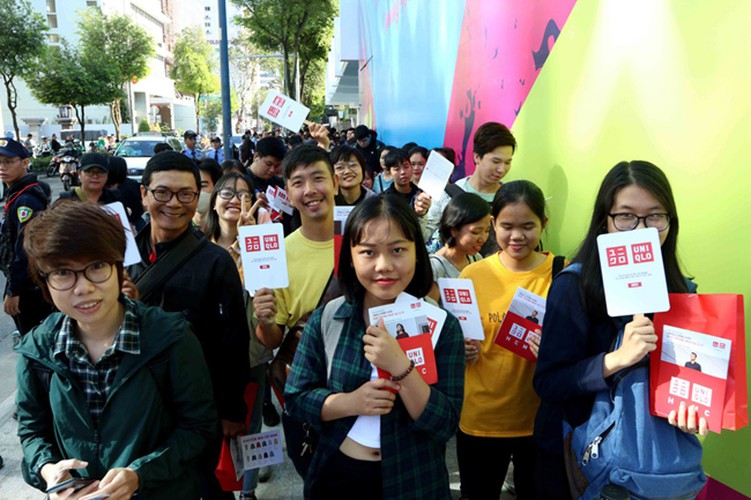 crowds out in force for launch of first uniqlo store in downtown hcm city hinh 2