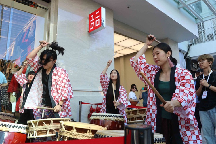 crowds out in force for launch of first uniqlo store in downtown hcm city hinh 3