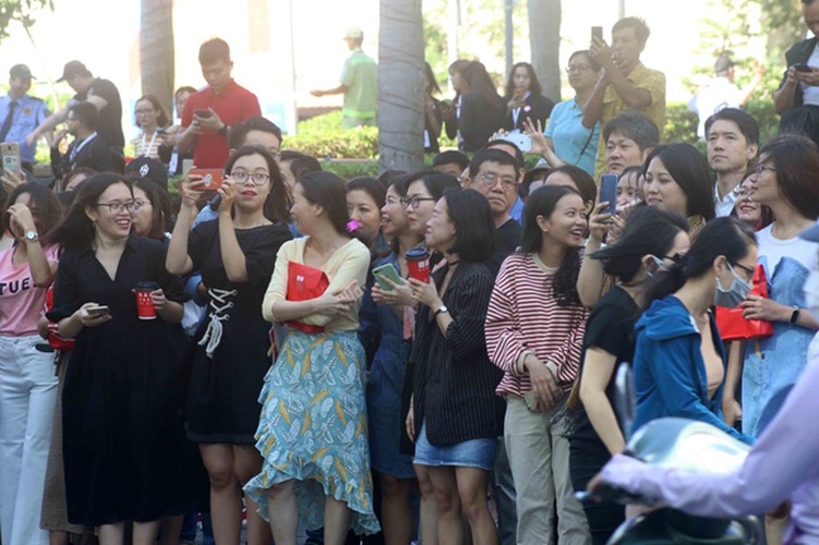 crowds out in force for launch of first uniqlo store in downtown hcm city hinh 4