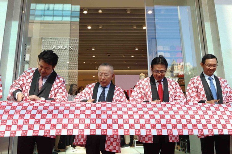 crowds out in force for launch of first uniqlo store in downtown hcm city hinh 5