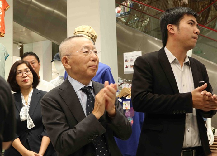 crowds out in force for launch of first uniqlo store in downtown hcm city hinh 6