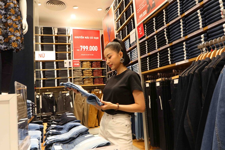 crowds out in force for launch of first uniqlo store in downtown hcm city hinh 7