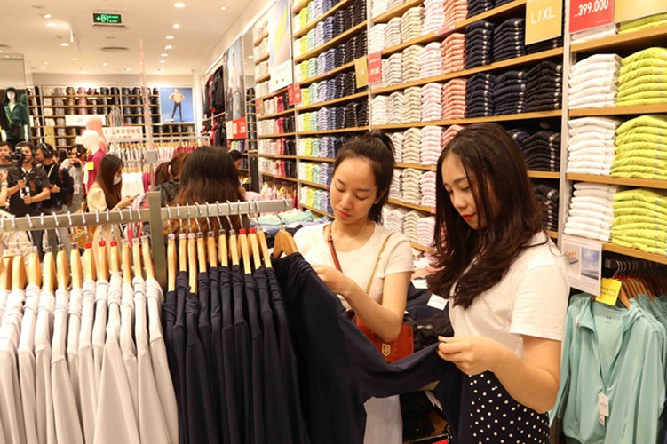 crowds out in force for launch of first uniqlo store in downtown hcm city hinh 8