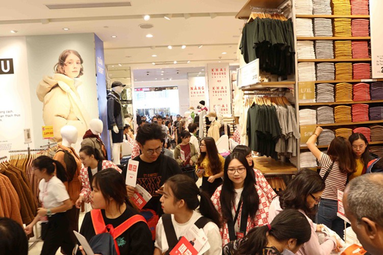 crowds out in force for launch of first uniqlo store in downtown hcm city hinh 9