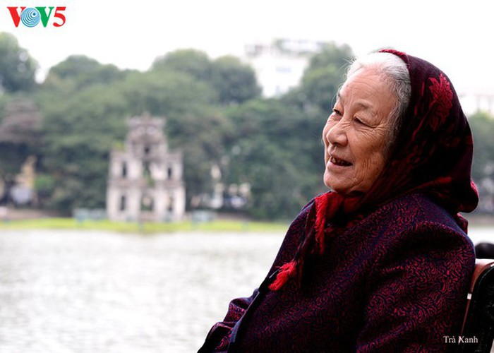 peaceful moments of hanoi hinh 1