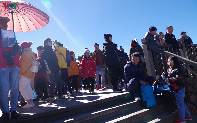 hordes of tourists head to the peak of fansipan hinh 10