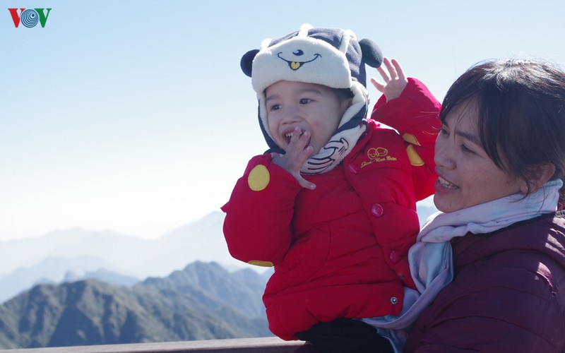 hordes of tourists head to the peak of fansipan hinh 12