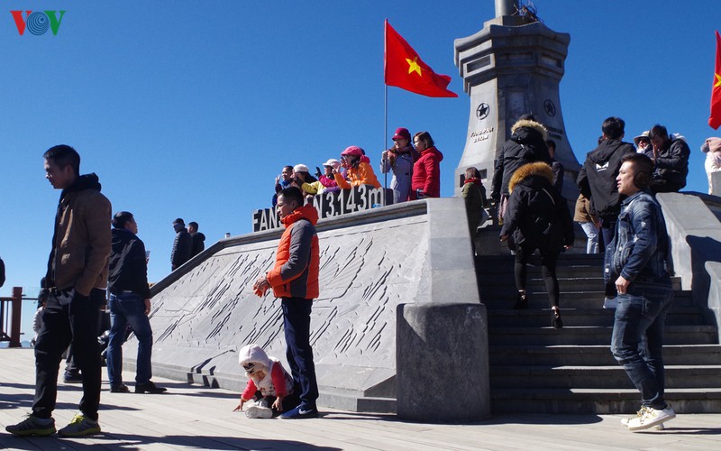 hordes of tourists head to the peak of fansipan hinh 14