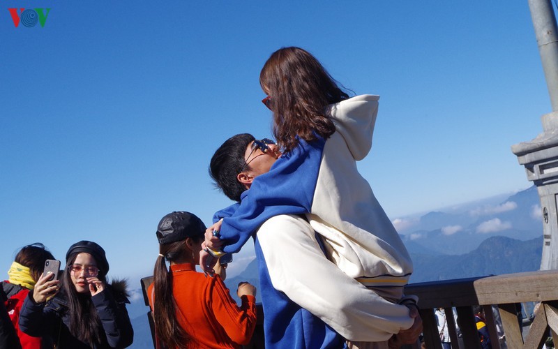 hordes of tourists head to the peak of fansipan hinh 15