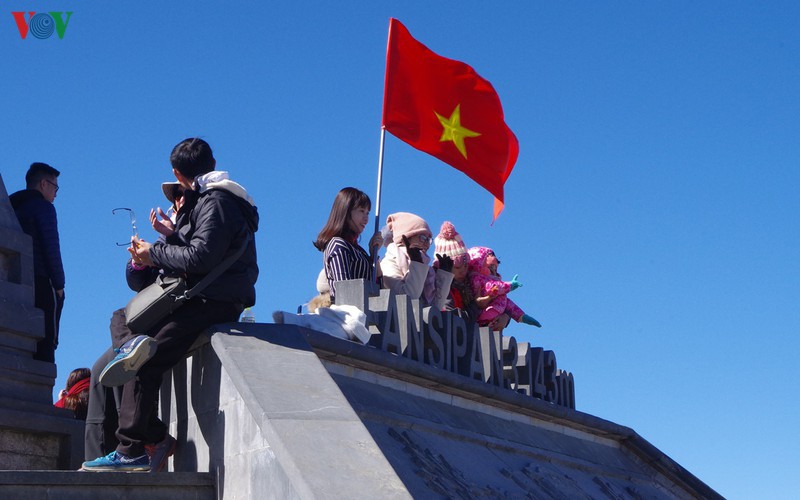 hordes of tourists head to the peak of fansipan hinh 16