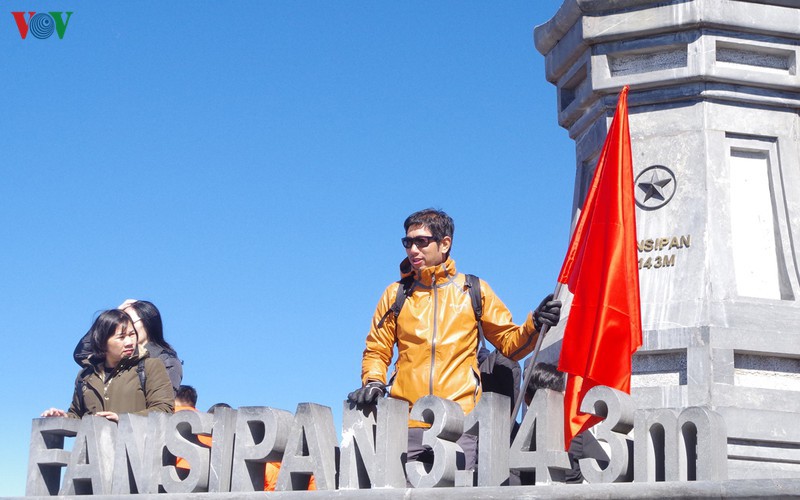 hordes of tourists head to the peak of fansipan hinh 17