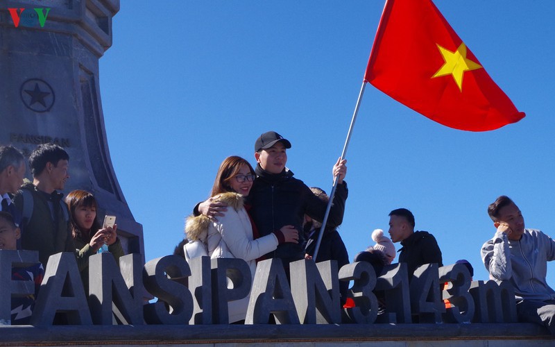 hordes of tourists head to the peak of fansipan hinh 18