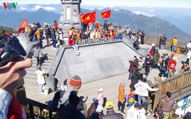 hordes of tourists head to the peak of fansipan hinh 1