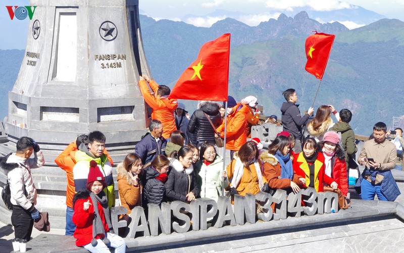 hordes of tourists head to the peak of fansipan hinh 2