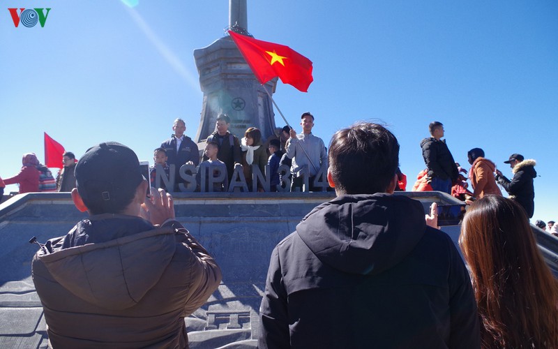 hordes of tourists head to the peak of fansipan hinh 3