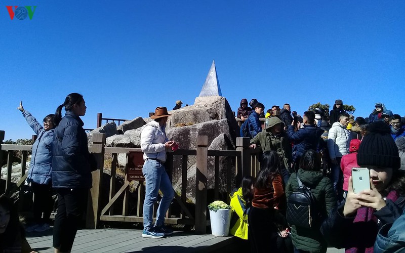 hordes of tourists head to the peak of fansipan hinh 5