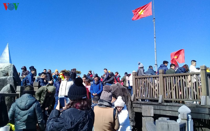 hordes of tourists head to the peak of fansipan hinh 6