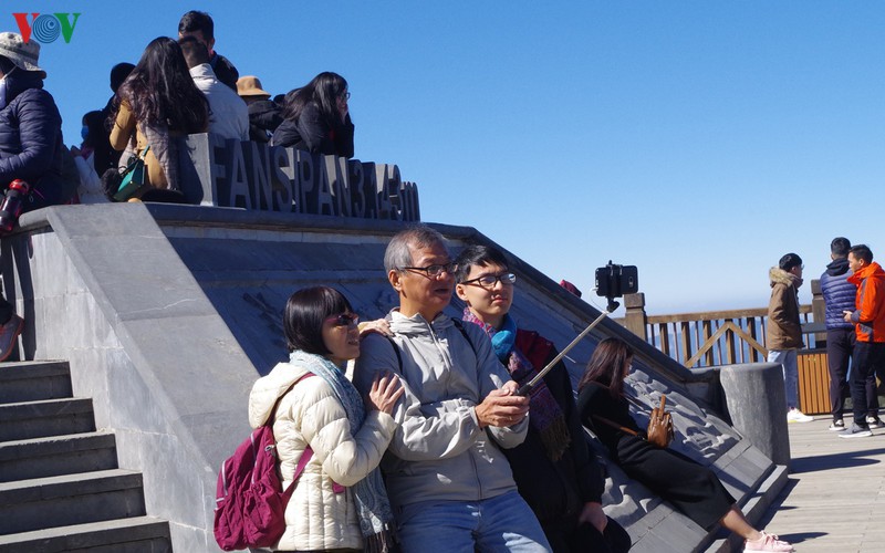 hordes of tourists head to the peak of fansipan hinh 7