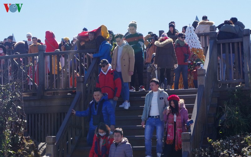 hordes of tourists head to the peak of fansipan hinh 8