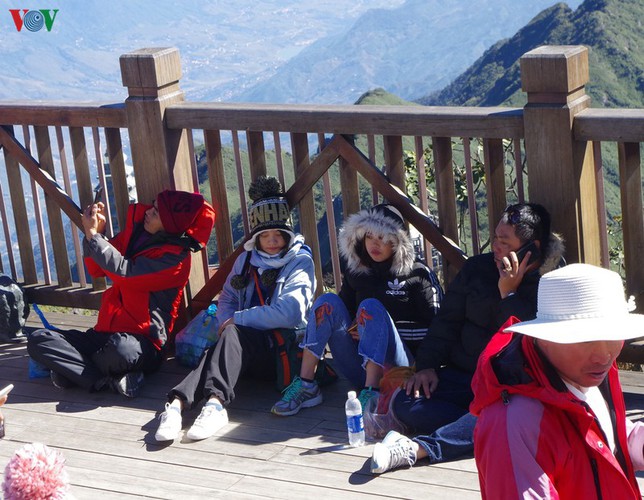 hordes of tourists head to the peak of fansipan hinh 9