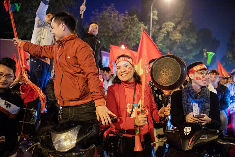 sleepless night following vietnam victory in men’s football at sea games hinh 11