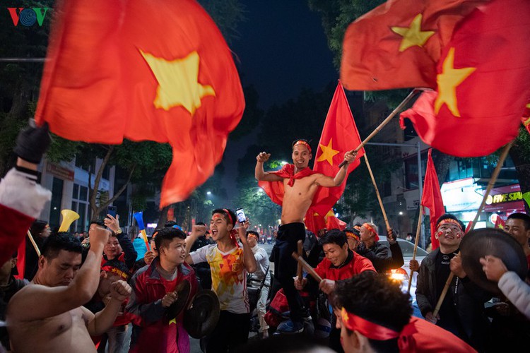 sleepless night following vietnam victory in men’s football at sea games hinh 21