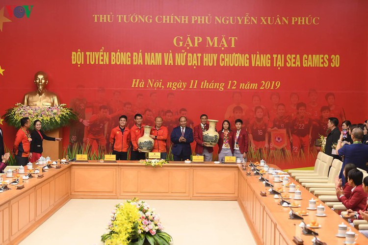 pm hosts welcome party praising vietnamese football’s success at sea games hinh 10