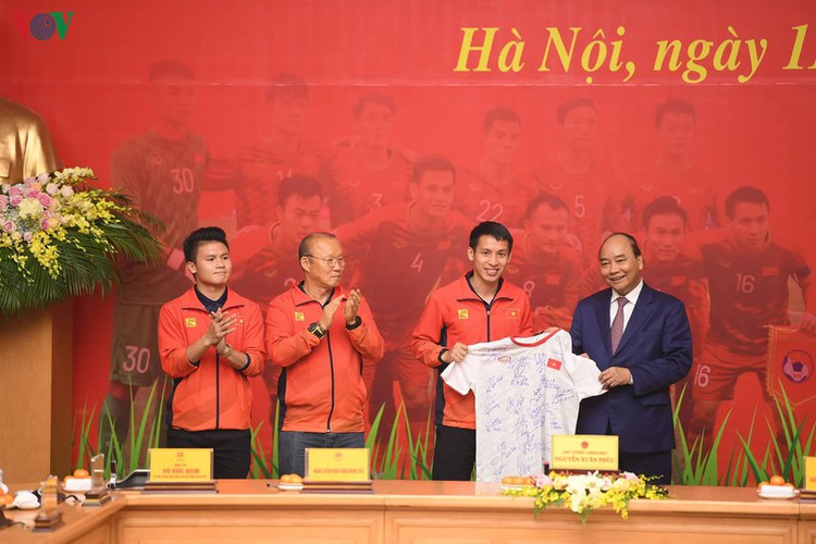 pm hosts welcome party praising vietnamese football’s success at sea games hinh 11
