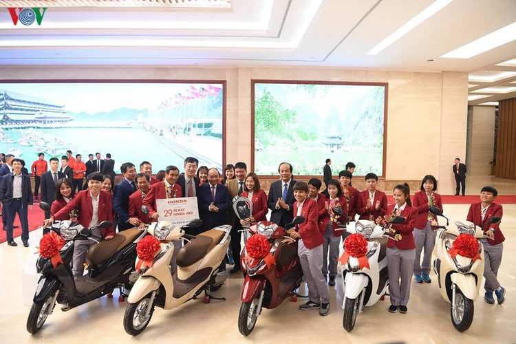pm hosts welcome party praising vietnamese football’s success at sea games hinh 14