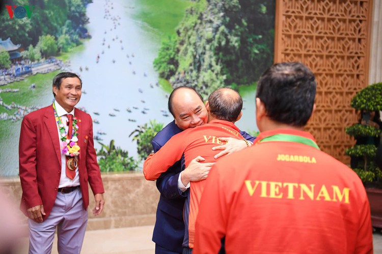 pm hosts welcome party praising vietnamese football’s success at sea games hinh 1