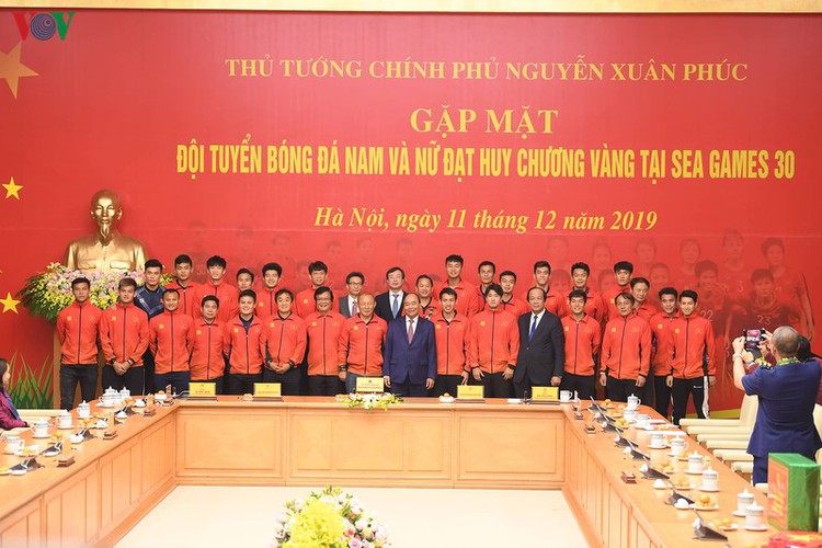 pm hosts welcome party praising vietnamese football’s success at sea games hinh 8