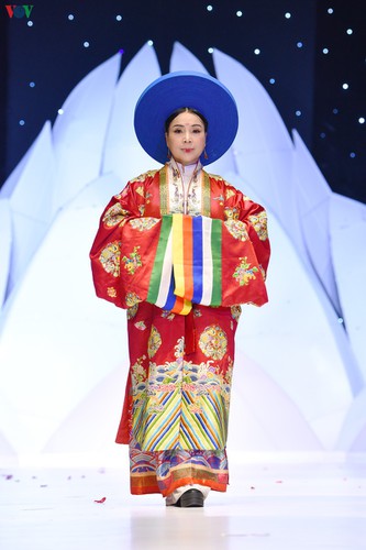 celebrities enjoy participation in vietnam international beauty & fashion week hinh 10
