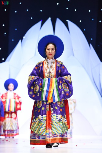 celebrities enjoy participation in vietnam international beauty & fashion week hinh 13