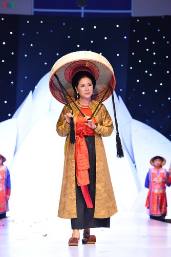 celebrities enjoy participation in vietnam international beauty & fashion week hinh 2