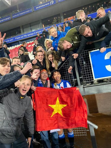 doan van hau makes european debut with dutch side hinh 3