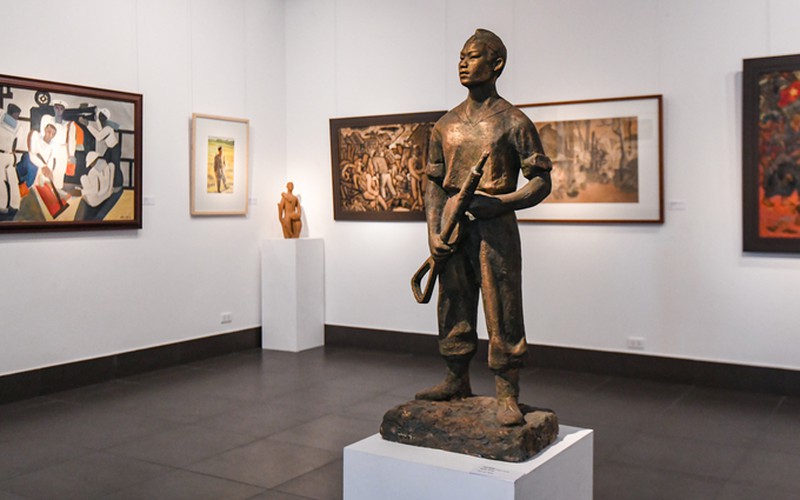 vietnam museum of fine arts hosts exhibition showcasing artwork on military hinh 5