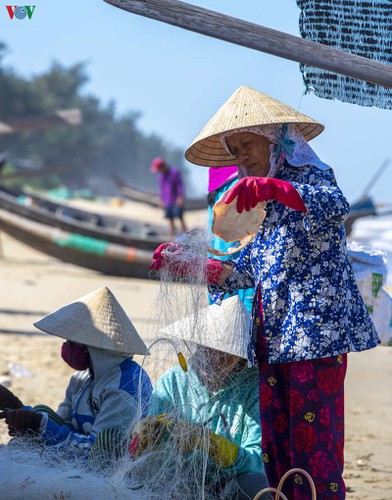 a glimpse of a rustic fishing village in thua thien-hue province hinh 11