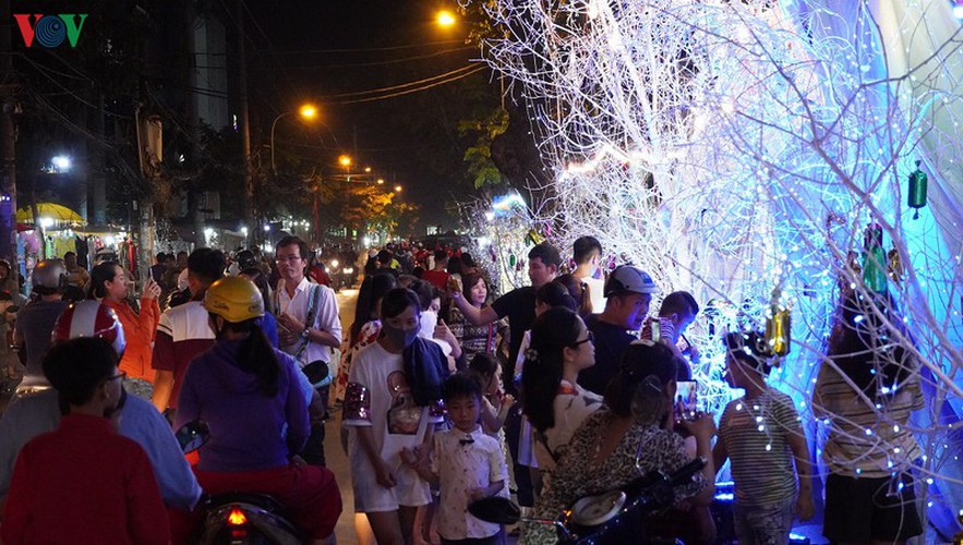 catholic parish in hcm city sparkles in buildup to christmas hinh 2