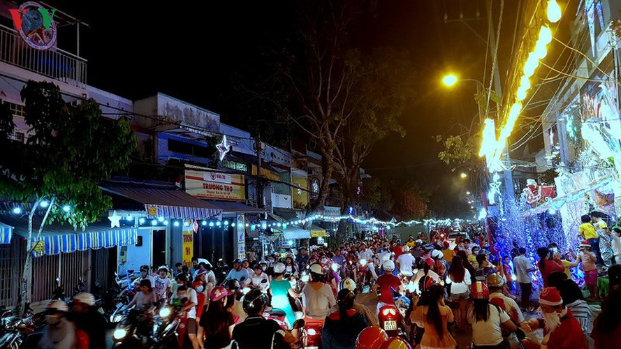 catholic parish in hcm city sparkles in buildup to christmas hinh 7