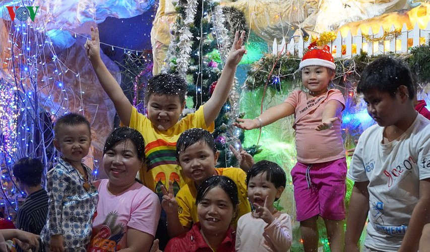 catholic parish in hcm city sparkles in buildup to christmas hinh 9