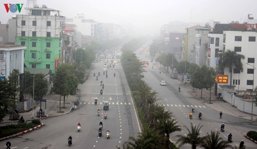 dense fog descends on the streets of hanoi hinh 1