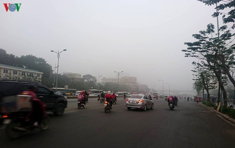 dense fog descends on the streets of hanoi hinh 2