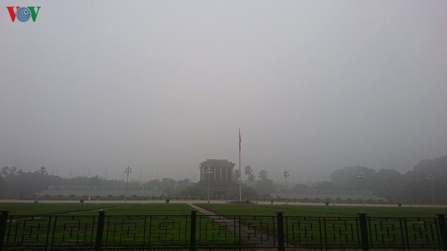 dense fog descends on the streets of hanoi hinh 3