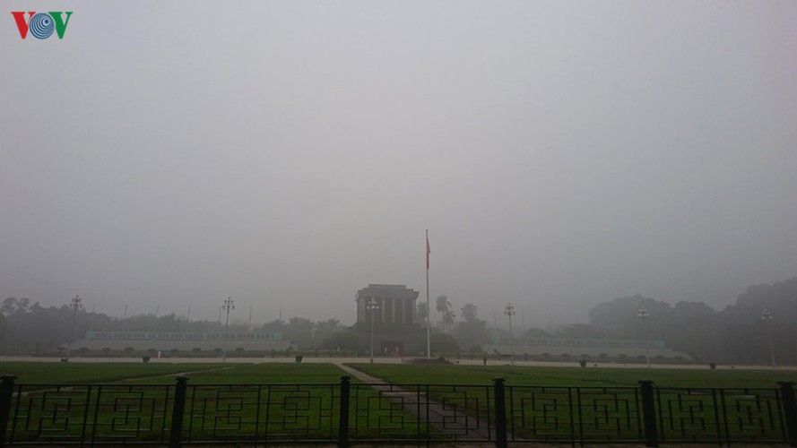 dense fog descends on the streets of hanoi hinh 3