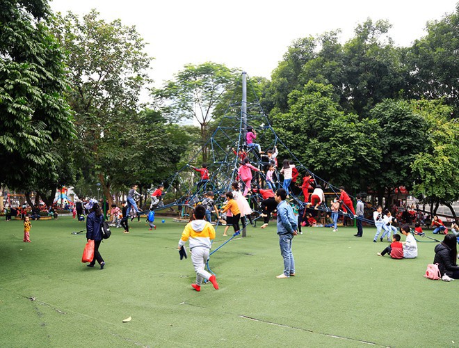 hanoi and ho chi minh city residents enjoy first day of 2020 hinh 10