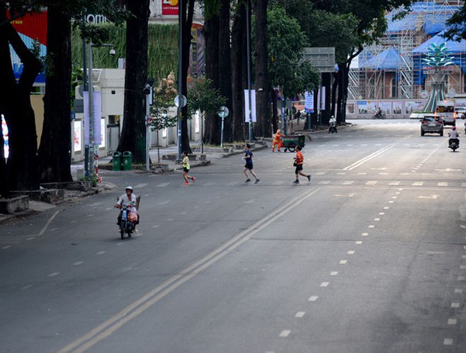 hanoi and ho chi minh city residents enjoy first day of 2020 hinh 25