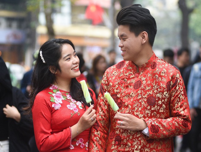 hanoi and ho chi minh city residents enjoy first day of 2020 hinh 3