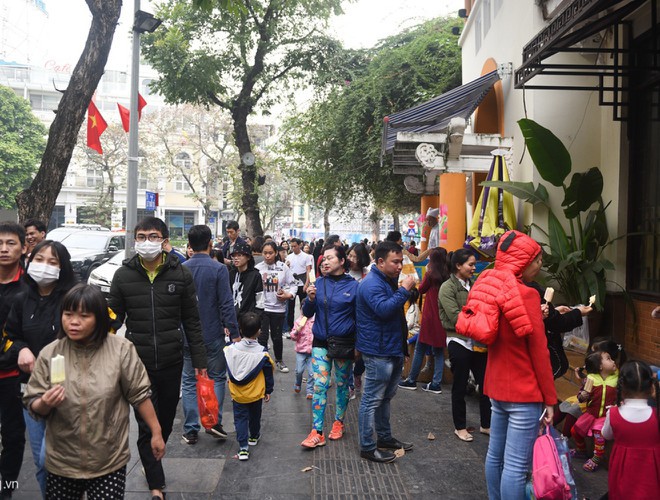 hanoi and ho chi minh city residents enjoy first day of 2020 hinh 4