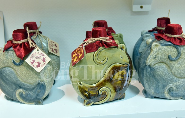 exhibition in hanoi opens to mark upcoming year of rat hinh 1