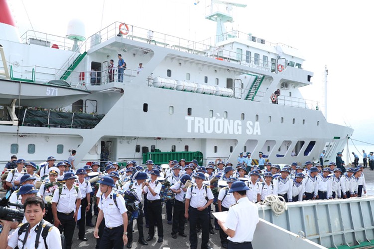 naval ships bearing tet gifts brings joy to soldiers at sea hinh 1